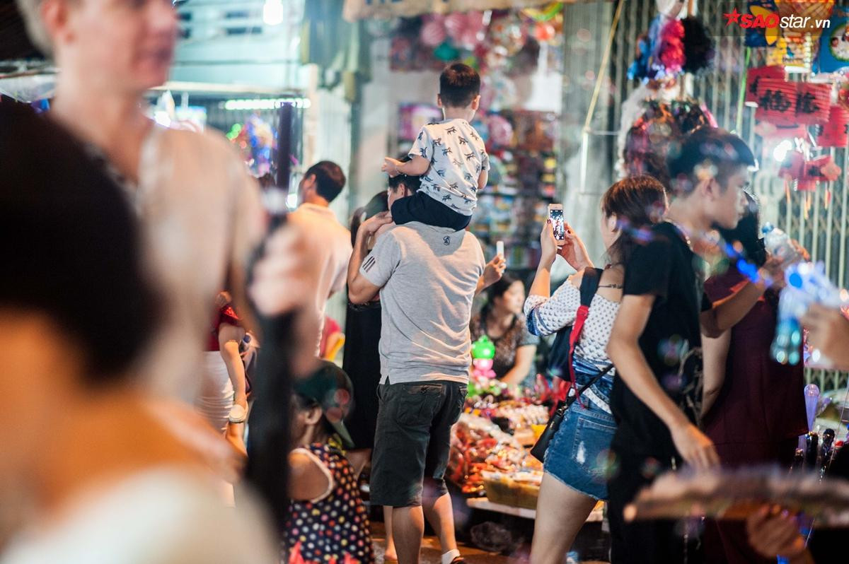 'Trung thu nhất định phải lên Hàng Mã', nên 'biển người' phải nhích từng bước một Ảnh 3