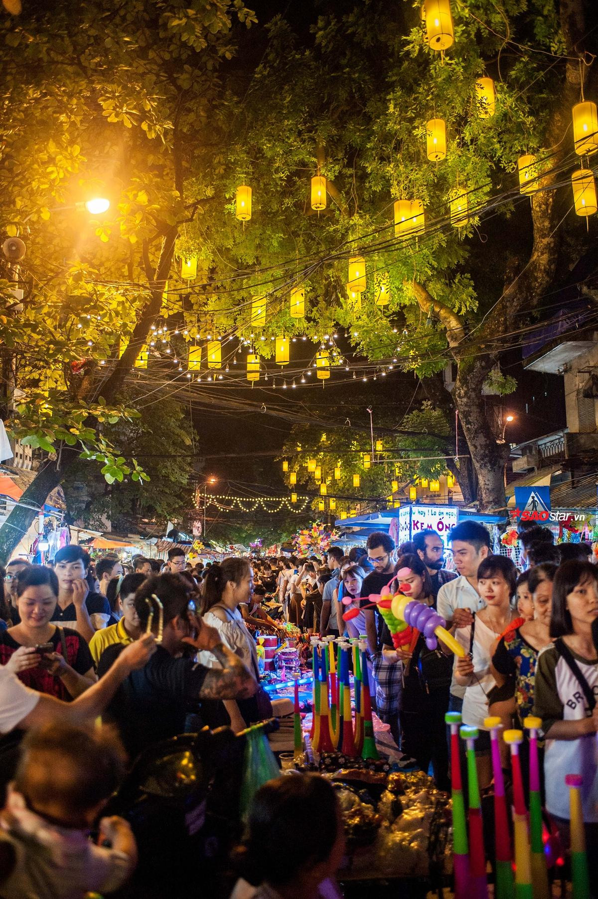 'Trung thu nhất định phải lên Hàng Mã', nên 'biển người' phải nhích từng bước một Ảnh 4