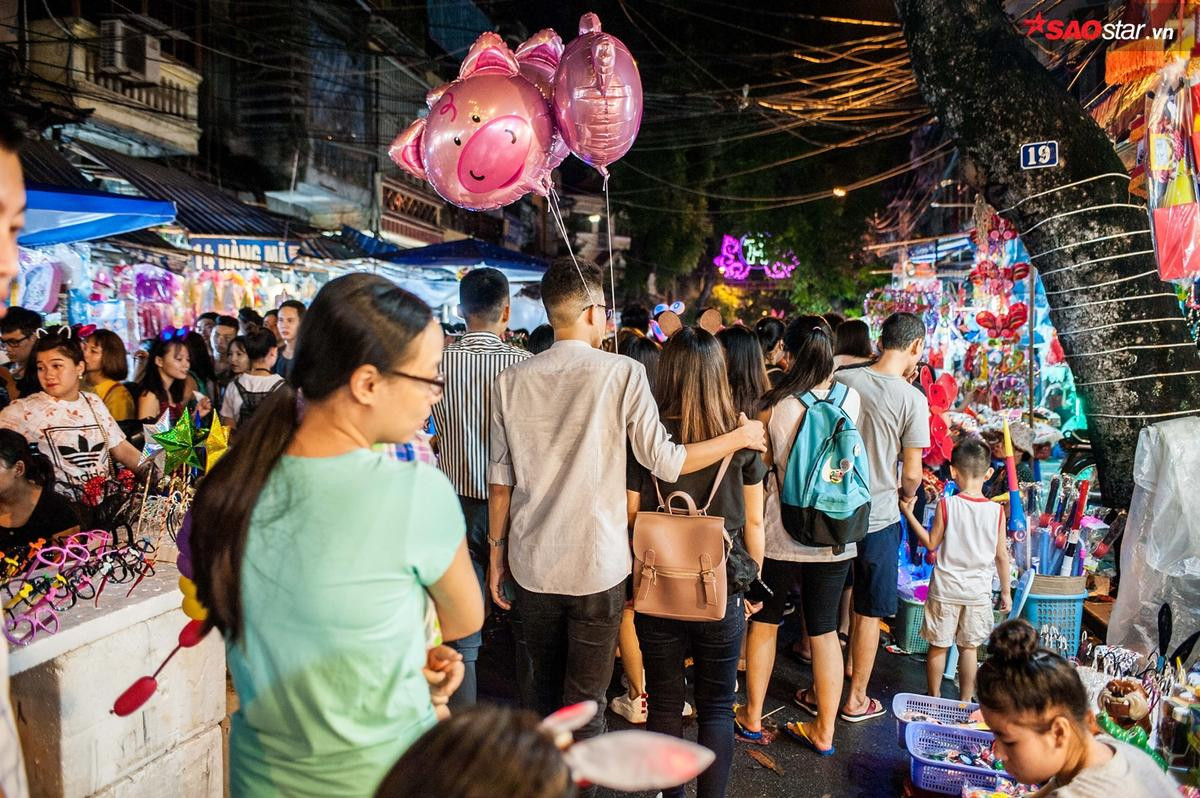 'Trung thu nhất định phải lên Hàng Mã', nên 'biển người' phải nhích từng bước một Ảnh 5