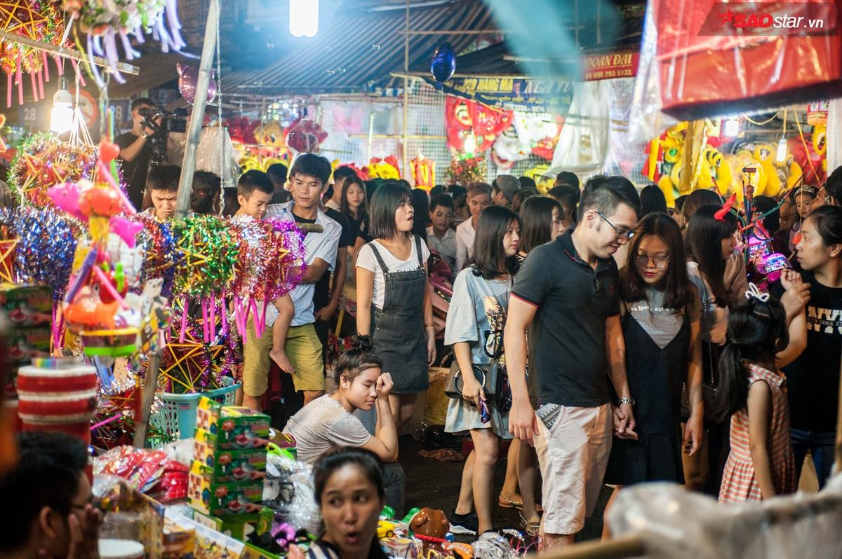 'Trung thu nhất định phải lên Hàng Mã', nên 'biển người' phải nhích từng bước một Ảnh 6