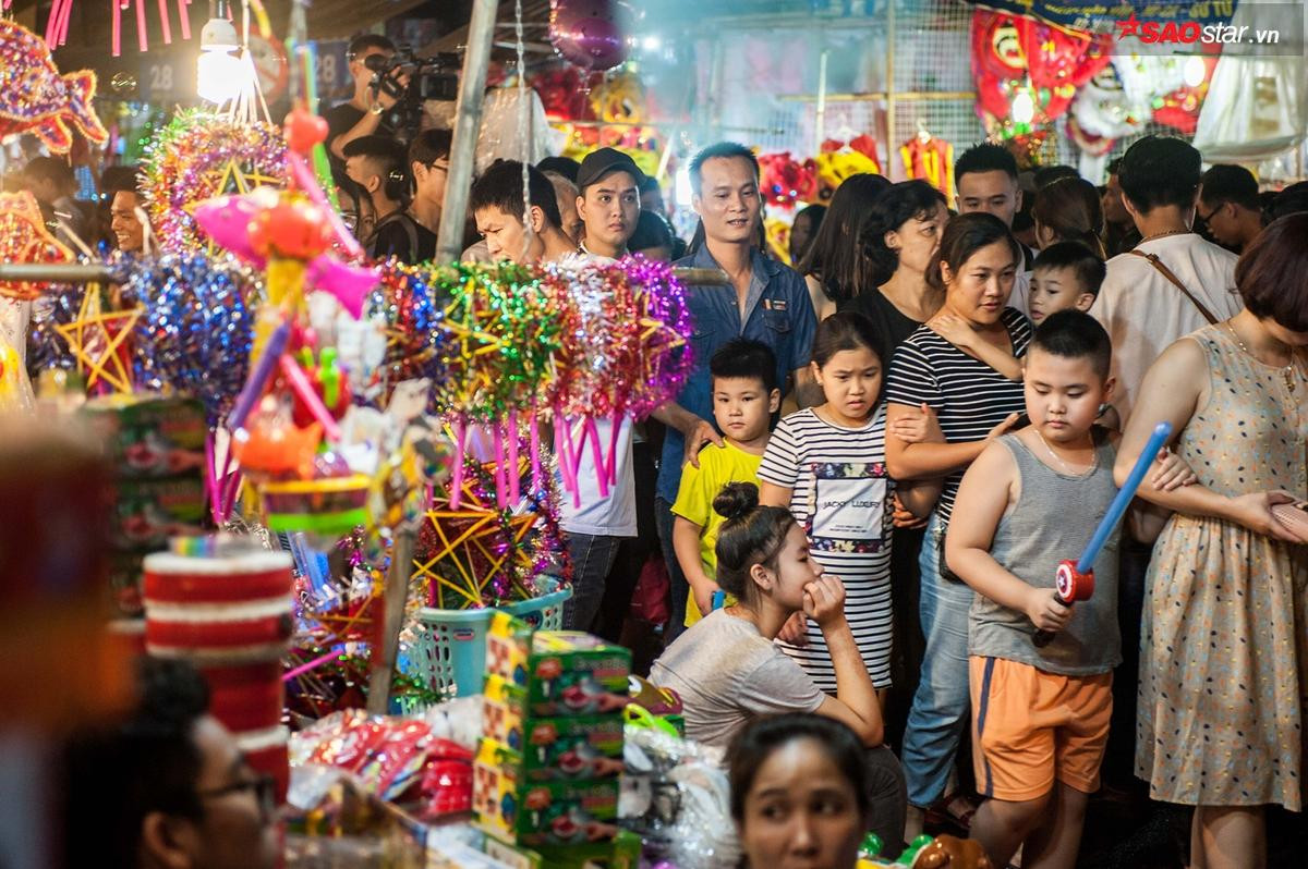 'Trung thu nhất định phải lên Hàng Mã', nên 'biển người' phải nhích từng bước một Ảnh 7