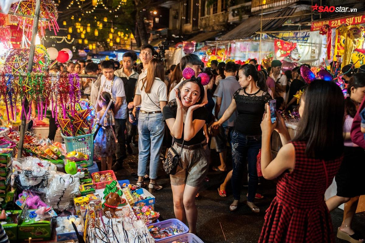 'Trung thu nhất định phải lên Hàng Mã', nên 'biển người' phải nhích từng bước một Ảnh 8