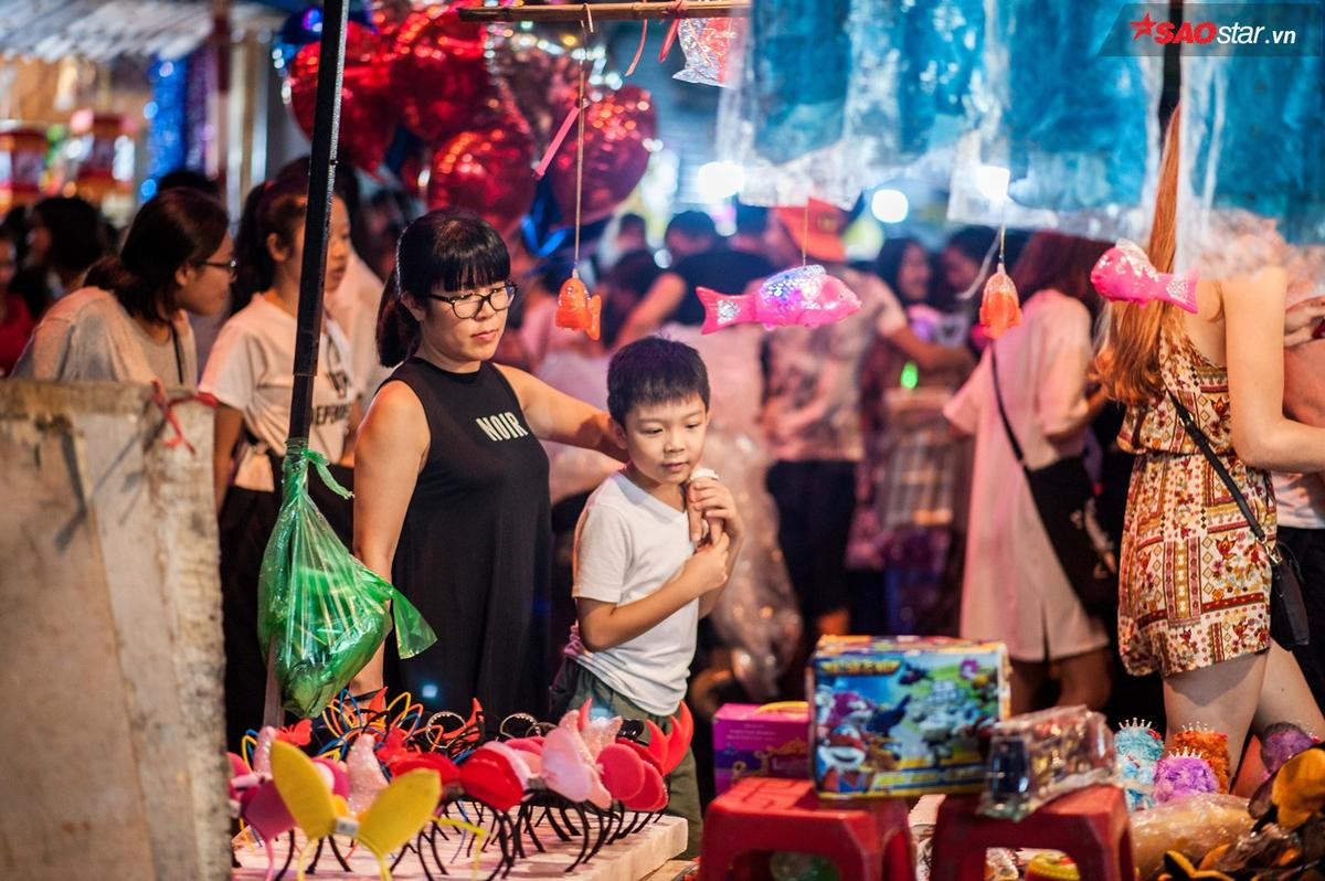 'Trung thu nhất định phải lên Hàng Mã', nên 'biển người' phải nhích từng bước một Ảnh 10