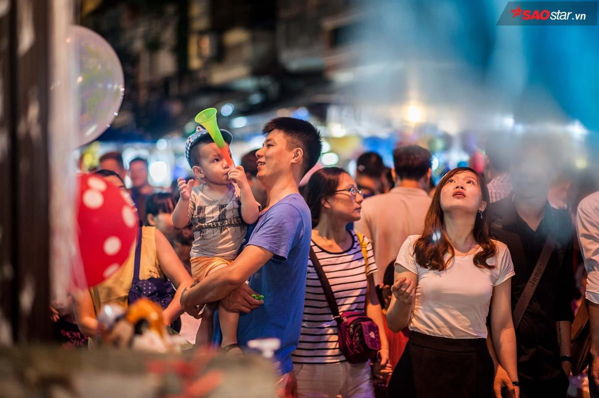 'Trung thu nhất định phải lên Hàng Mã', nên 'biển người' phải nhích từng bước một Ảnh 14