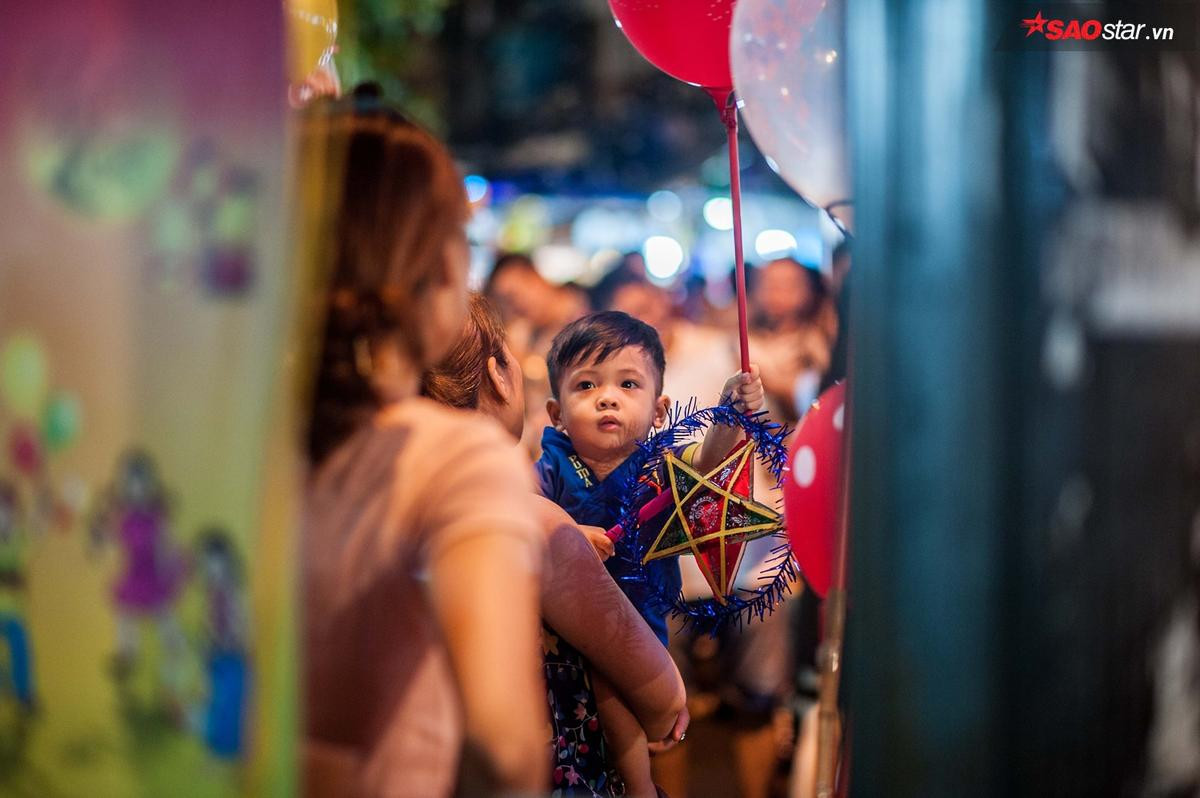 'Trung thu nhất định phải lên Hàng Mã', nên 'biển người' phải nhích từng bước một Ảnh 9