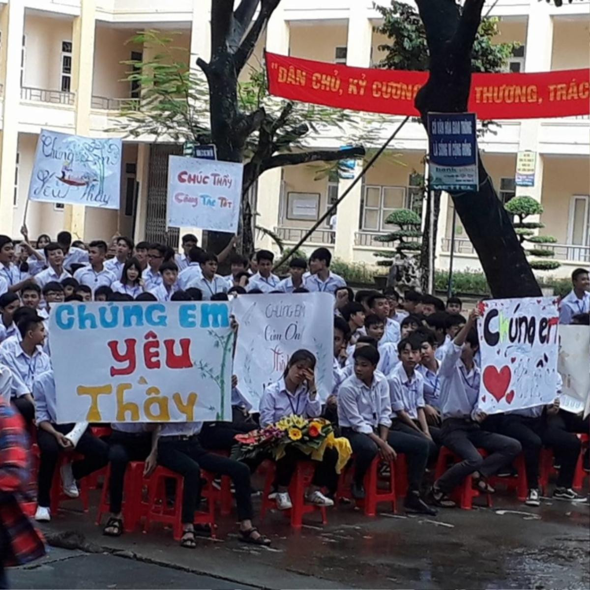 Hàng trăm học sinh xếp hàng, bật khóc khi chia tay thầy hiệu trưởng ở Ninh Bình Ảnh 3