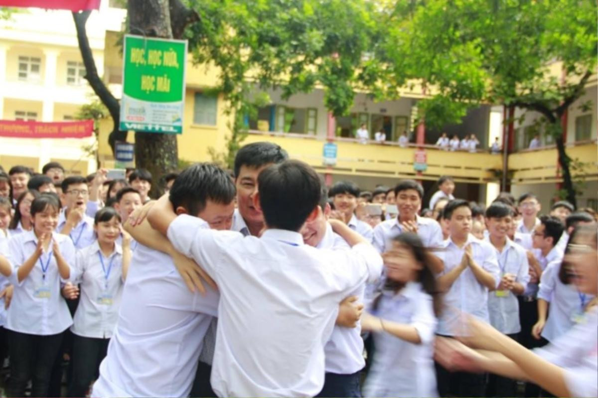 Hàng trăm học sinh xếp hàng, bật khóc khi chia tay thầy hiệu trưởng ở Ninh Bình Ảnh 10