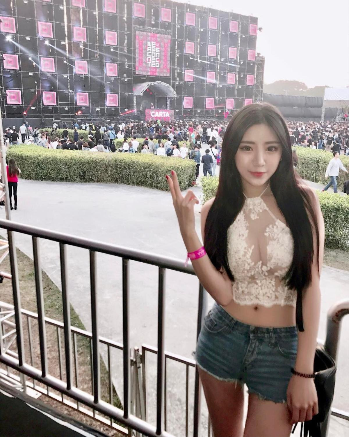 Hotgirl gây sốt chỉ vì quá gợi cảm khi đi xem concert của Châu Kiệt Luân Ảnh 15