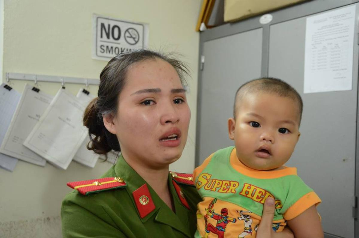 Nữ thiếu úy bật khóc nói về bé trai bị bỏ rơi trong nhà nghỉ: 'Mong mẹ cháu quay lại nhận con' Ảnh 3