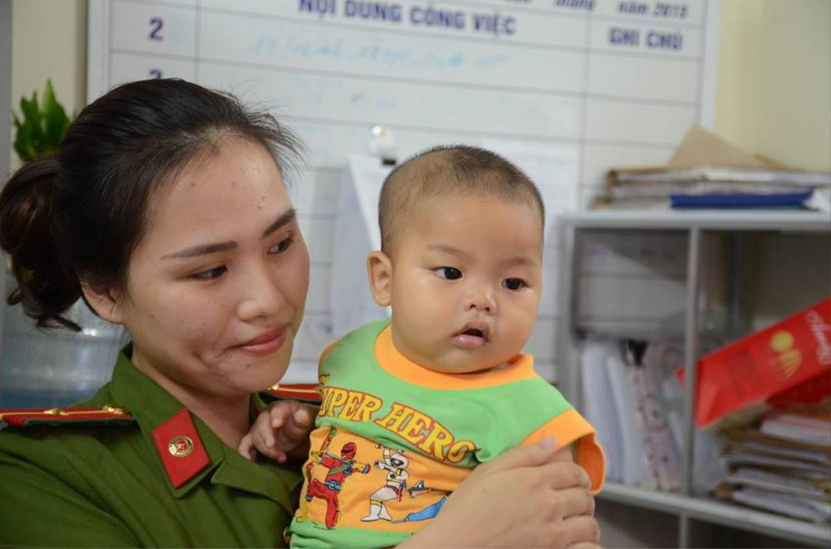 Công an bàn giao bé trai 7 tháng tuổi bị mẹ bỏ rơi ở nhà nghỉ vào trung tâm bảo trợ xã hội Ảnh 1