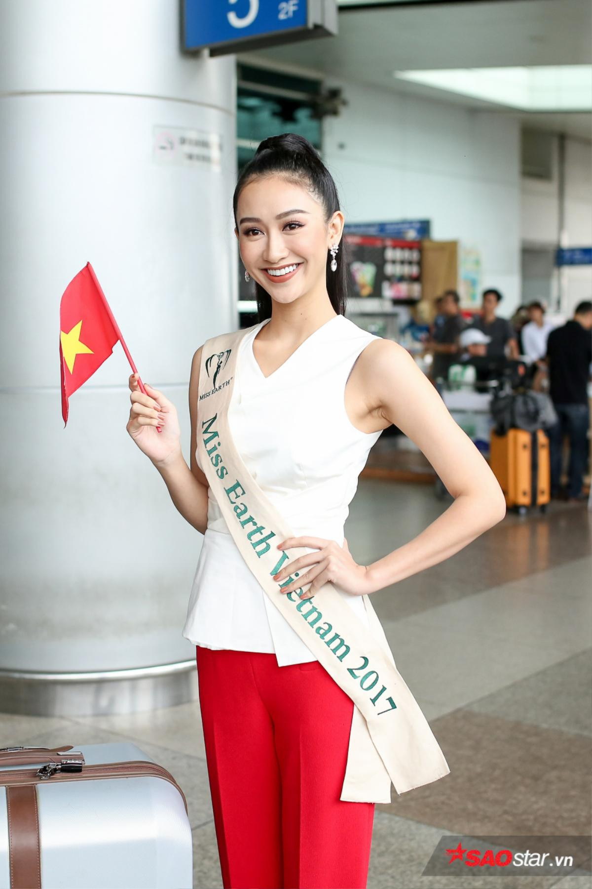 ‘Hội chị em’ Tường Linh, Nam Em vui vẻ ra sân bay tiễn Hà Thu lên đường thi Miss Earth 2017 Ảnh 8