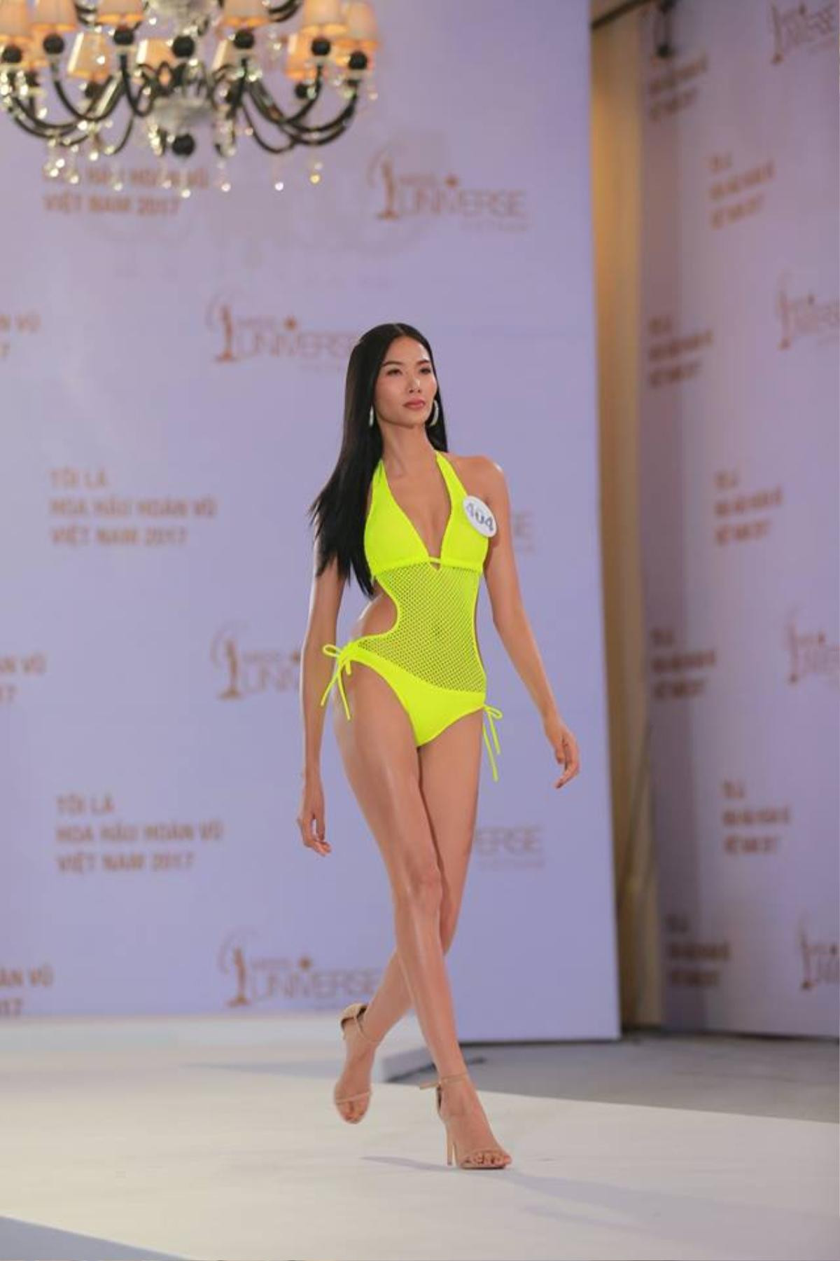 Hoàng Thuỳ, Mỹ Duyên, Chúng Huyền Thanh 'thiêu đốt' ánh nhìn khi catwalk với bikini Ảnh 1