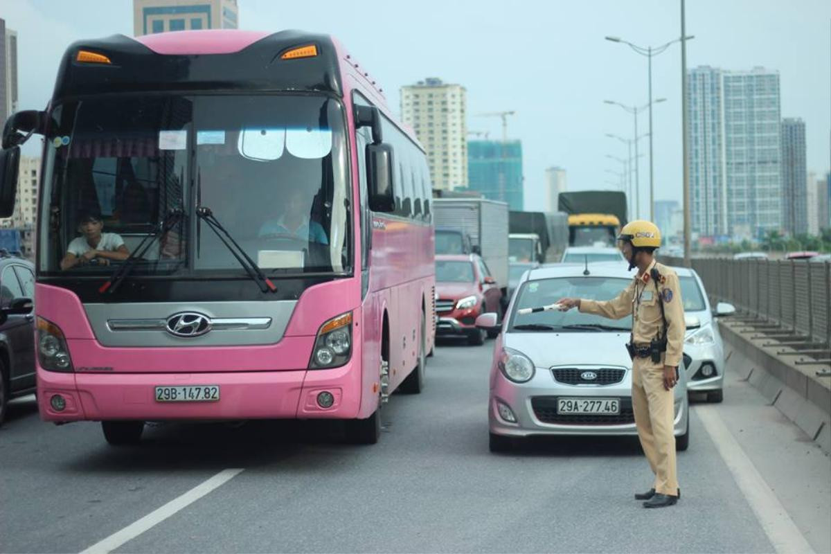 Đâm vào đuôi ô tô bán tải khi chạy xe máy lên đường trên cao, nam thanh niên tử vong Ảnh 3