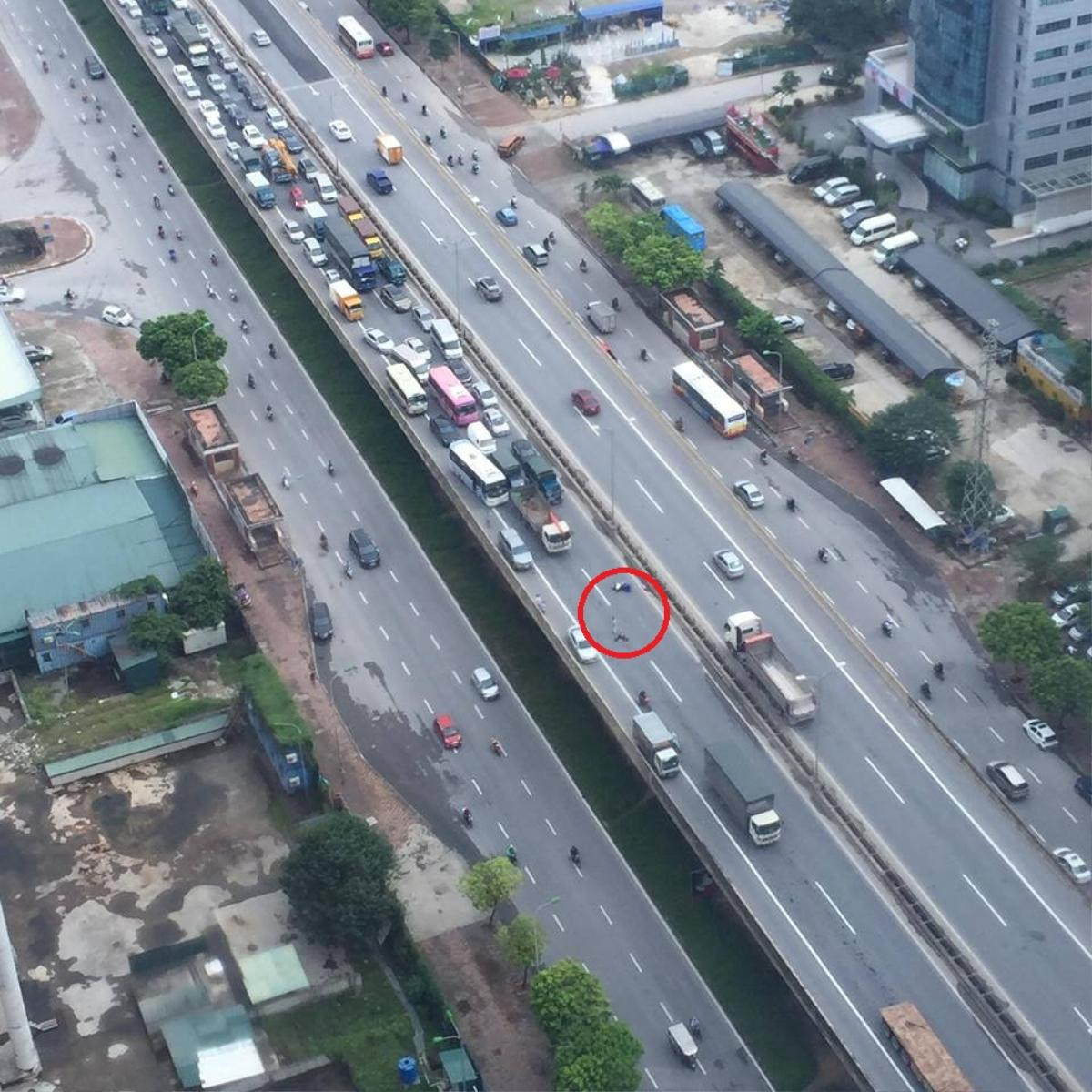 Đâm vào đuôi ô tô bán tải khi chạy xe máy lên đường trên cao, nam thanh niên tử vong Ảnh 1