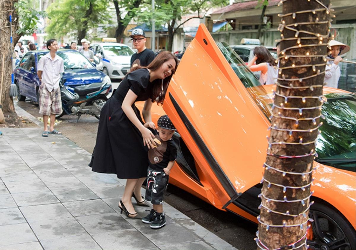 Chồng siêu mẫu Ngọc Thạch lái siêu xe 16 tỷ đưa con trai tới chúc mừng vợ gây 'náo loạn' góc phố Ảnh 2