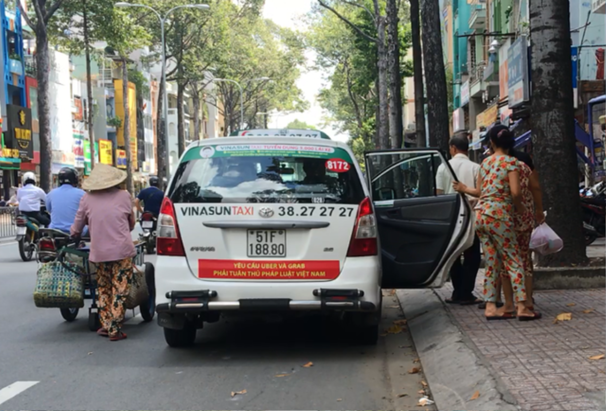 Clip: 'Đại chiến' giữa taxi truyền thống và Uber - Grab, lựa chọn của khách hàng như thế nào? Ảnh 1