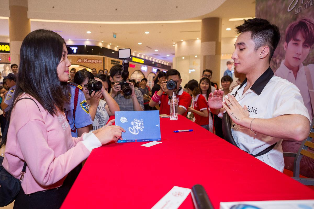 Hàng ngàn Sky 'náo loạn' trung tâm thương mại vì Sơn Tùng M-TP Ảnh 15