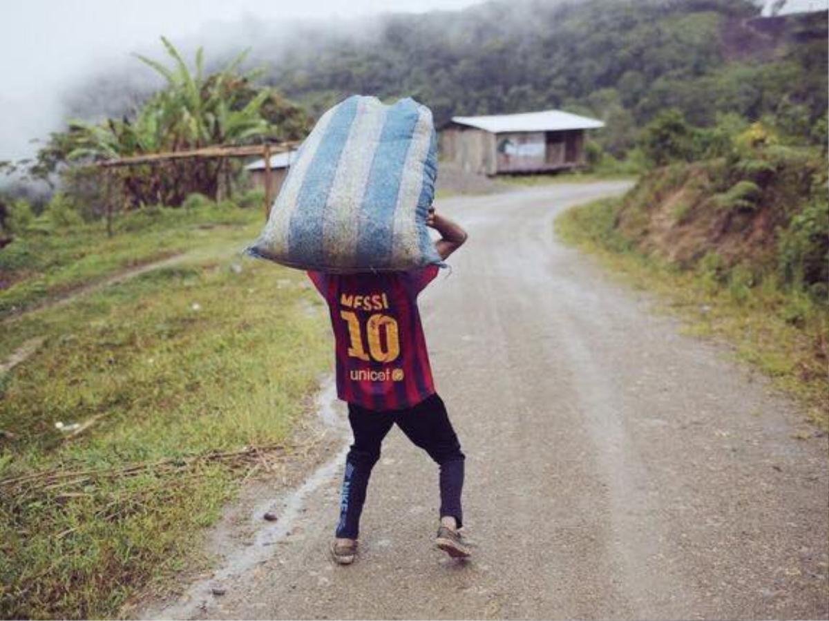 Ảnh chế: 'Đấng cứu thế' Messi đưa Argentina tới World Cup 2018 Ảnh 2