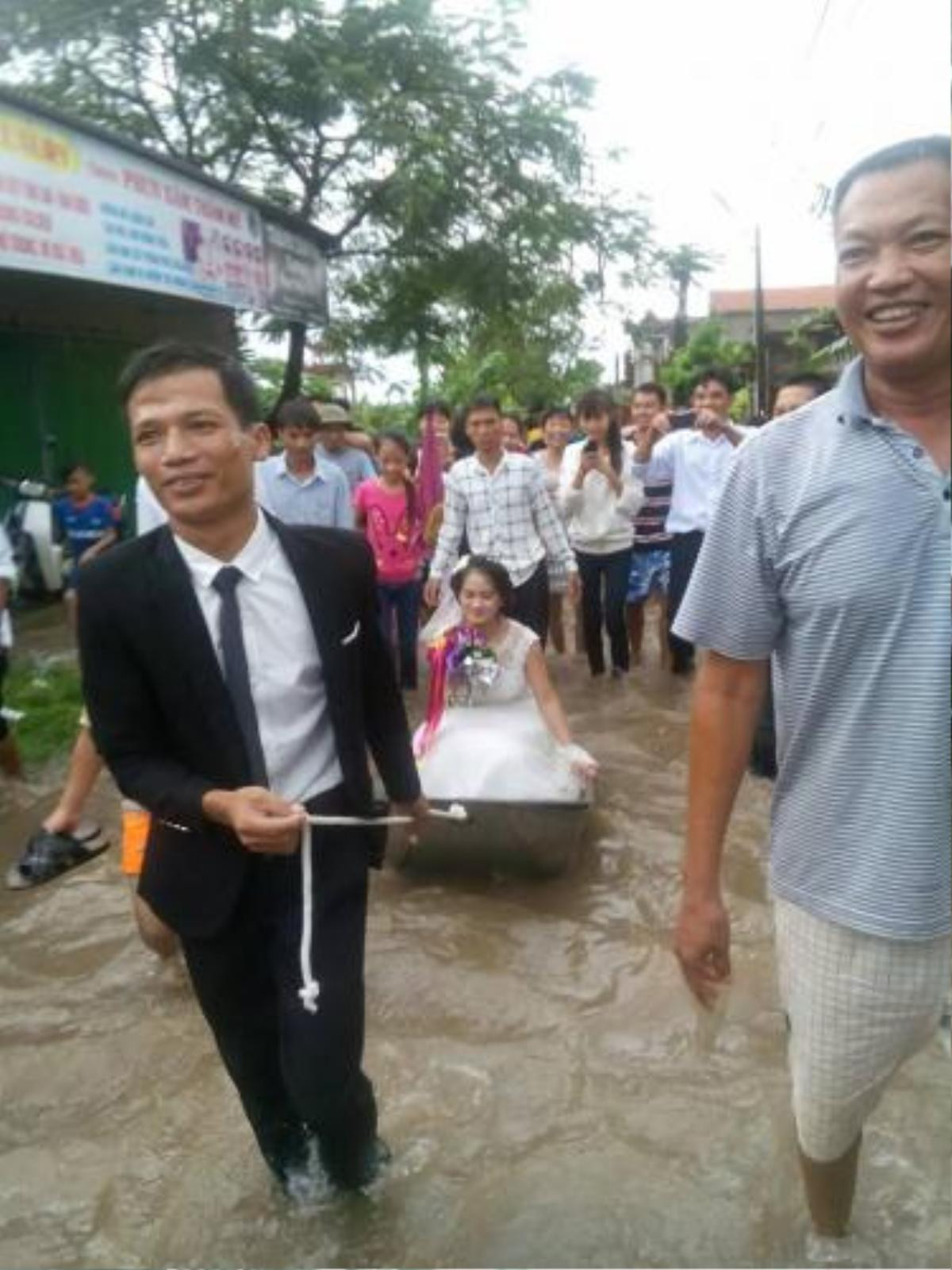 Dân làng hò reo khi xem đám cưới 'em gái mưa' với màn rước dâu bằng xuồng Ảnh 2