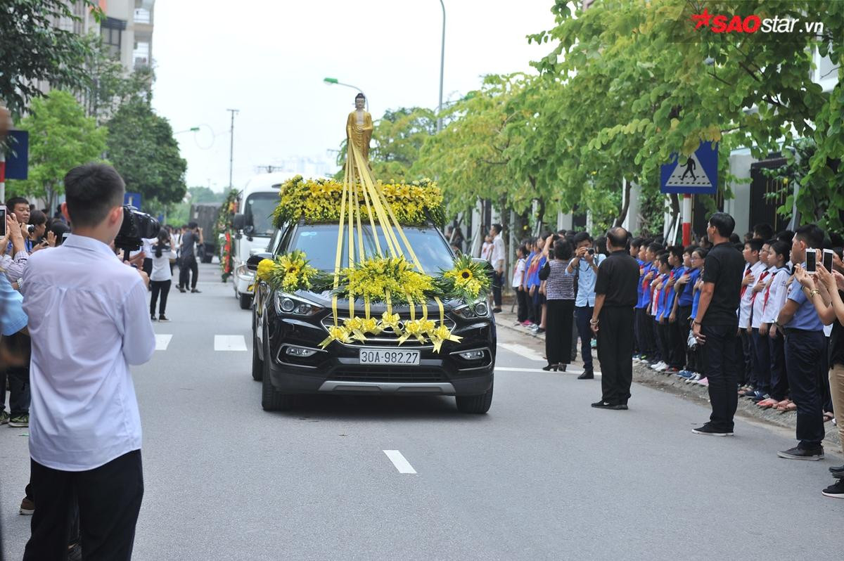 Chuyến xe đưa linh cữu đã kết thúc hành trình đưa thầy Cương rời cõi tạm về nơi an nghỉ cuối cùng Ảnh 46