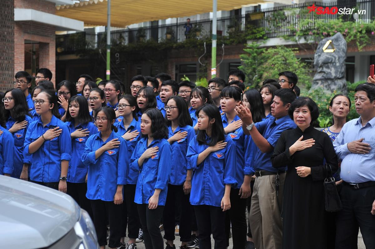 Chuyến xe đưa linh cữu đã kết thúc hành trình đưa thầy Cương rời cõi tạm về nơi an nghỉ cuối cùng Ảnh 48