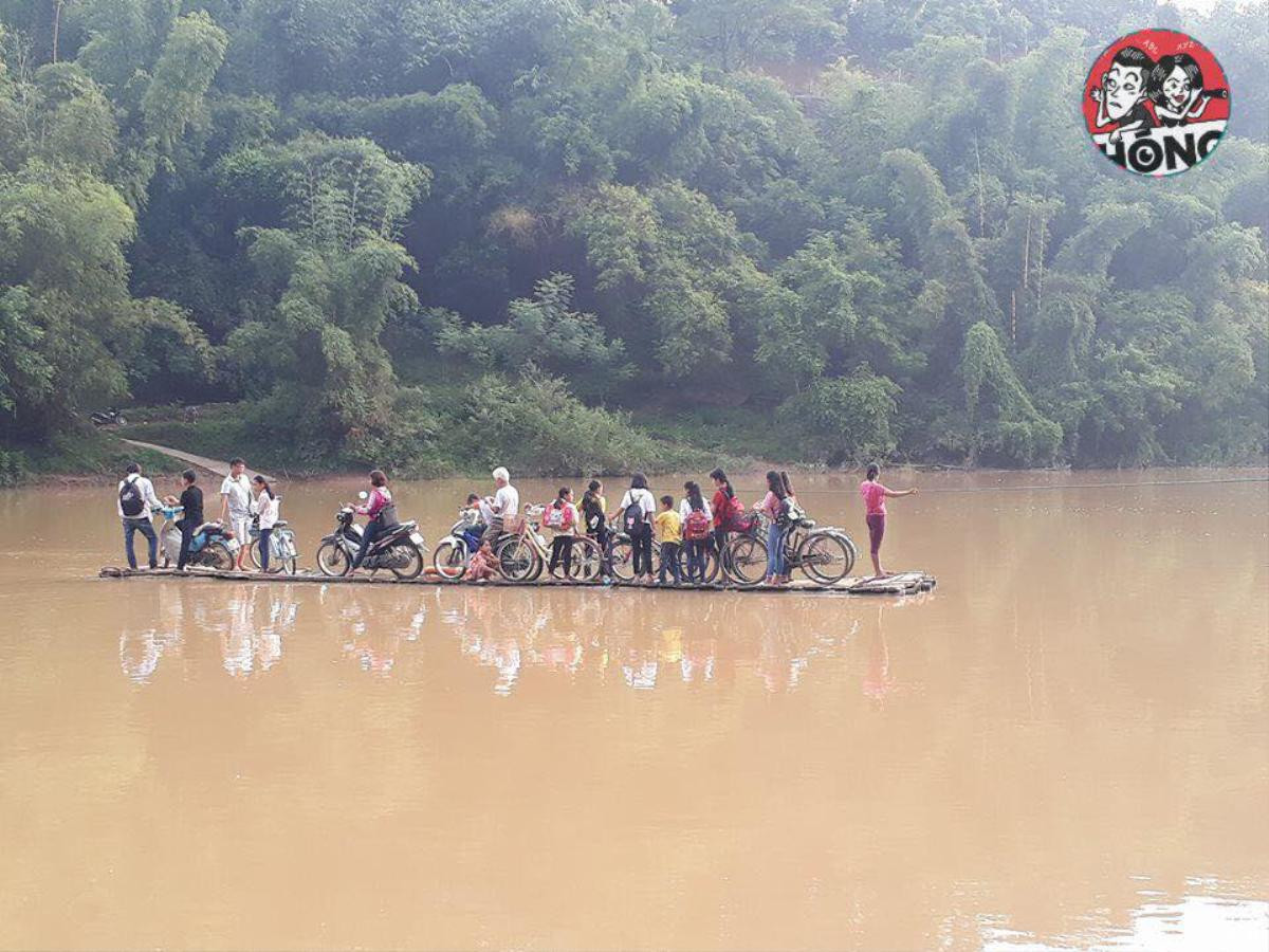 Clip học sinh đến trường trên chiếc xuồng lá mỏng manh giữa mùa nước lũ khiến nhiều người xót xa Ảnh 1