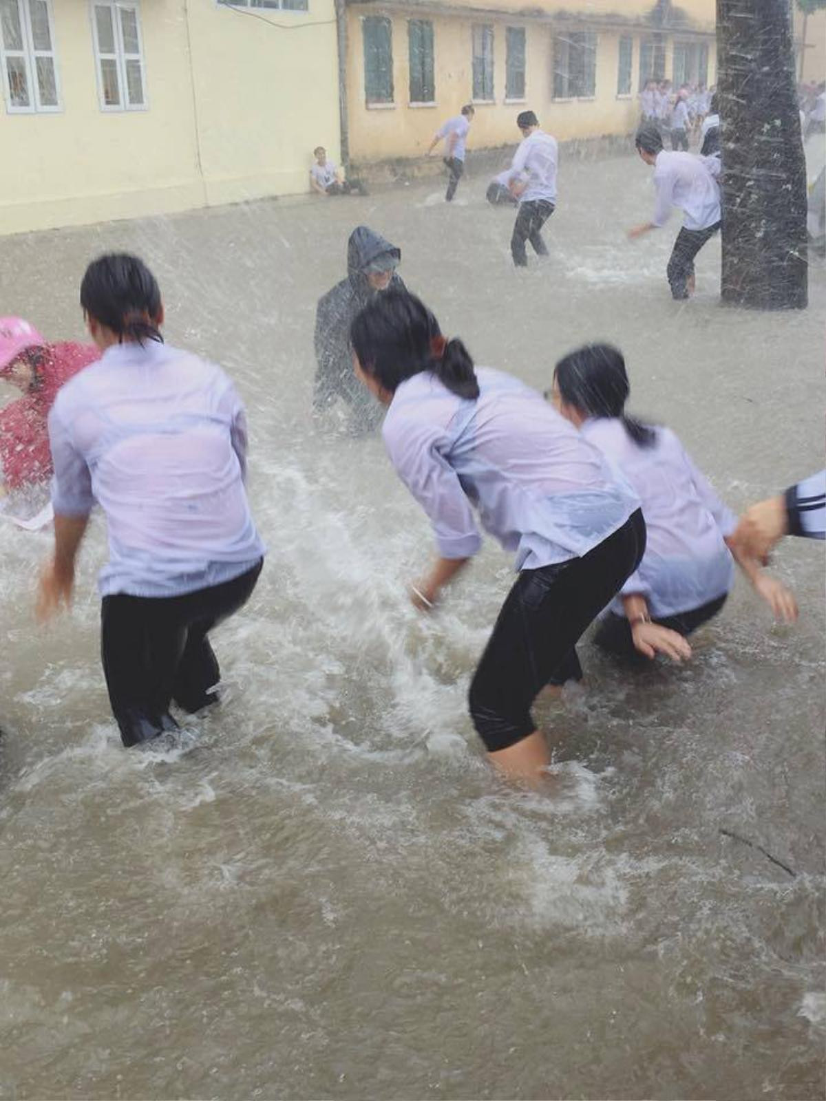 Học sinh đùa nghịch giữa sân trường trong ngày có 'Em gái mưa' Ảnh 2