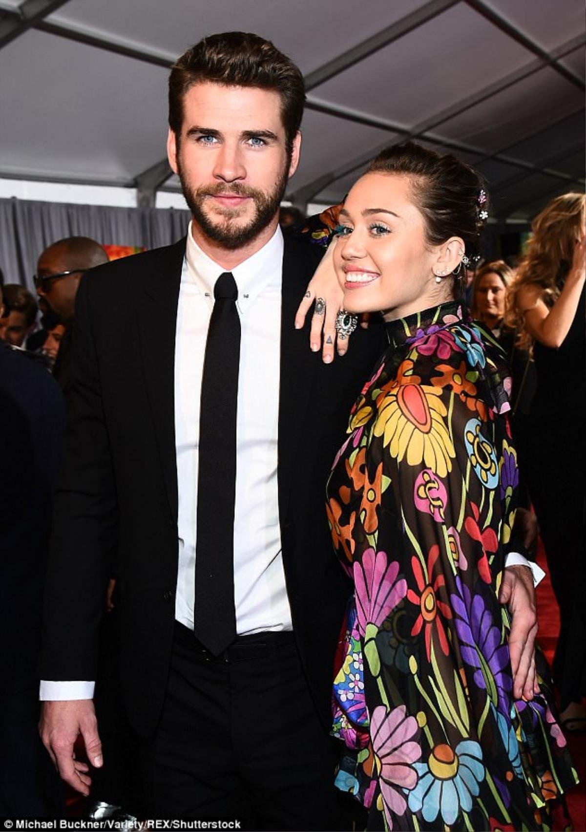 Miley Cyrus quấn quít không rời Liam Hemsworth trong buổi ra mắt phim 'Thor: Ranarok' tại Mỹ Ảnh 2