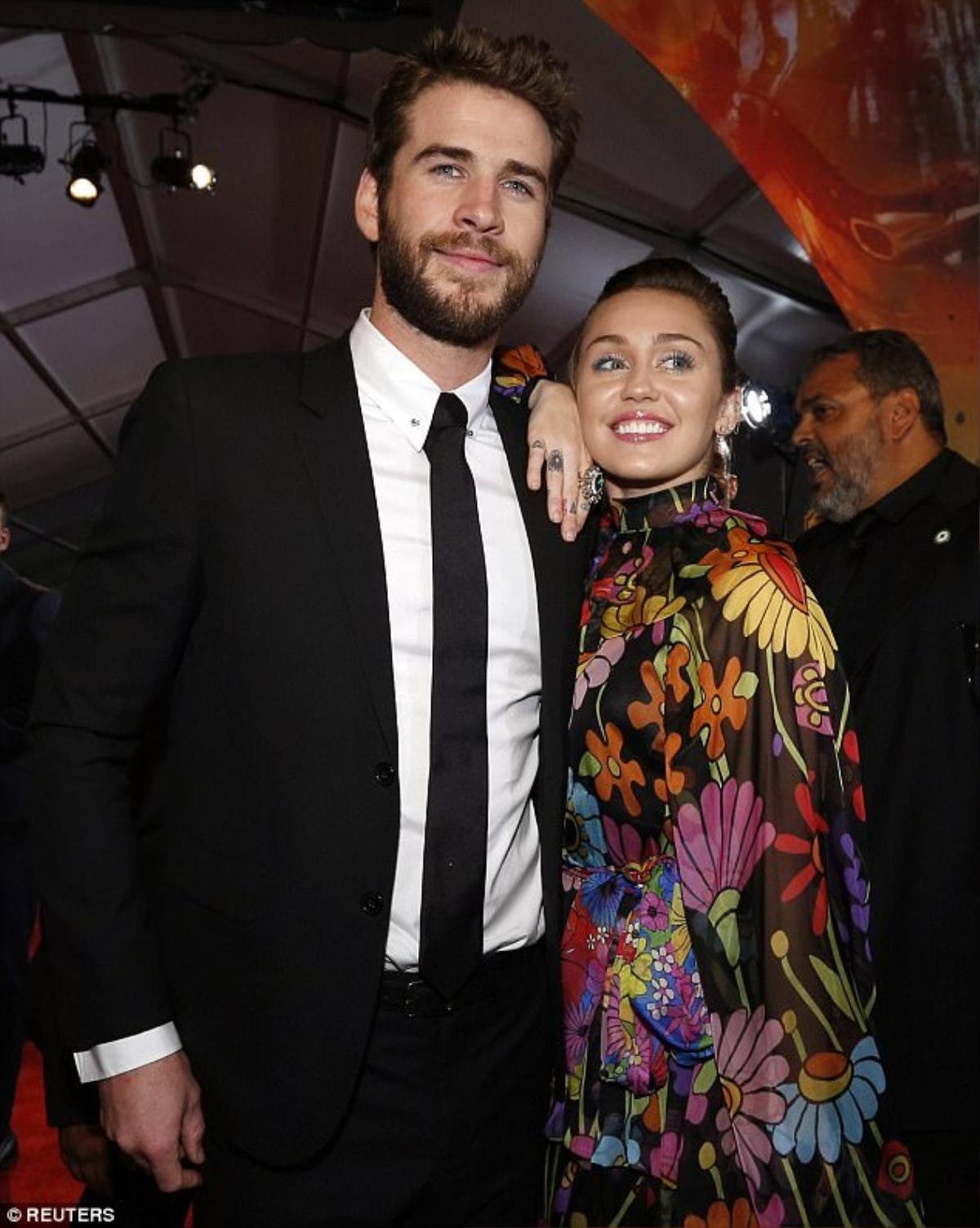 Miley Cyrus quấn quít không rời Liam Hemsworth trong buổi ra mắt phim 'Thor: Ranarok' tại Mỹ Ảnh 3