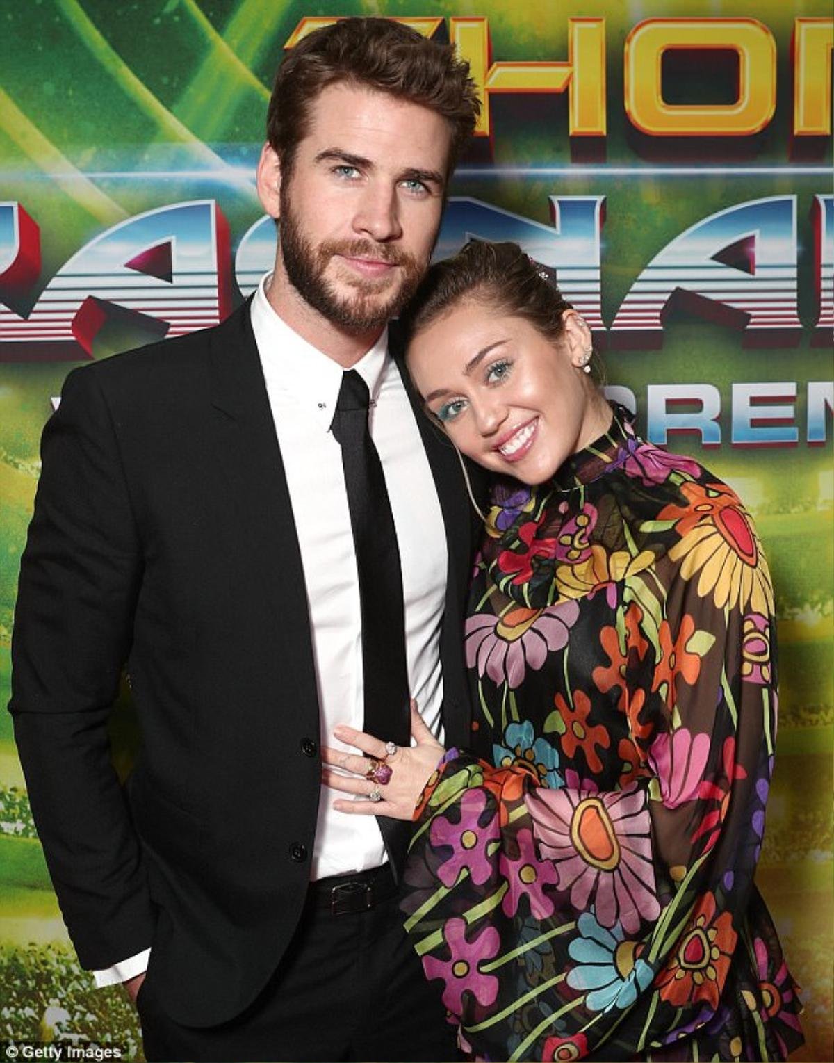 Miley Cyrus quấn quít không rời Liam Hemsworth trong buổi ra mắt phim 'Thor: Ranarok' tại Mỹ Ảnh 1