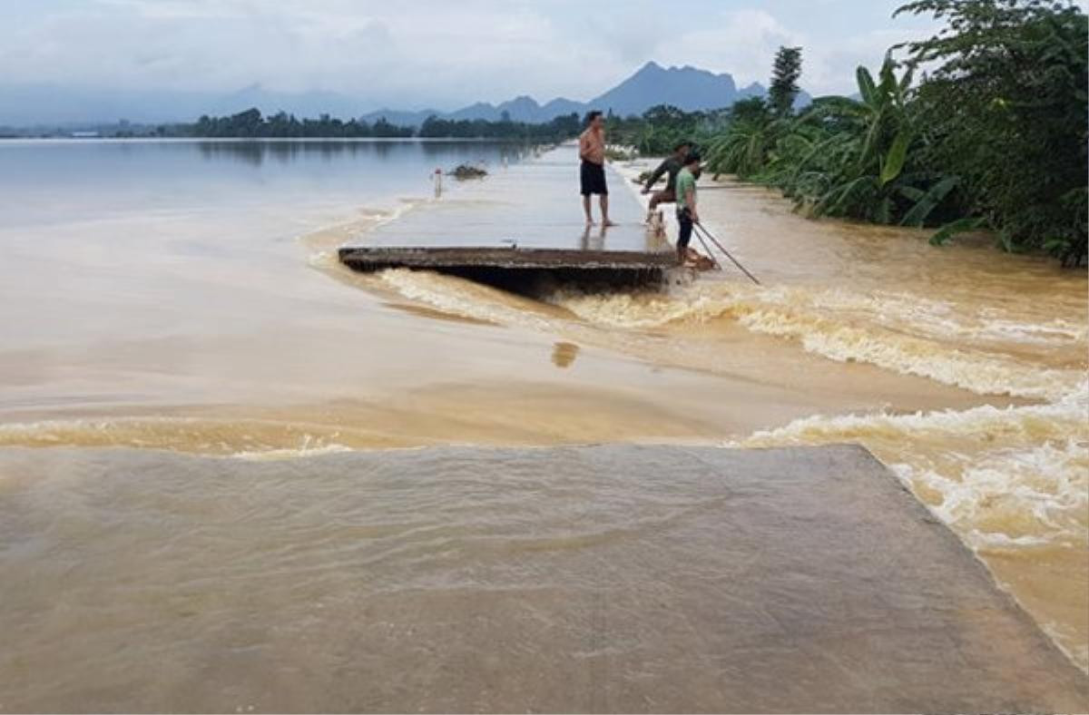 Hà Nội: Vỡ đê ở Chương Mỹ nhấn chìm nhiều nhà dân Ảnh 1