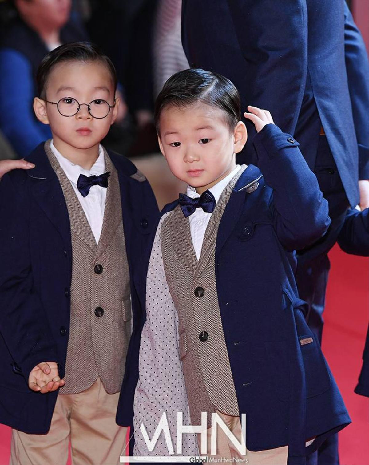 Bộ ba Daehan, Minguk, Manse siêu đáng yêu, 'đè bẹp' sao Hàn trên thảm đỏ Liên hoan phim Busan lần thứ 22 Ảnh 4