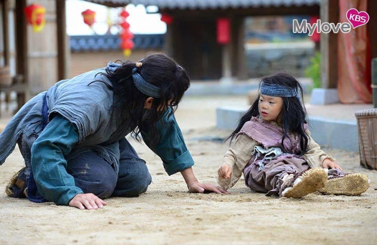 Nhìn bộ ba Daehan - Minguk - Manse lịch lãm như thế này, có ai còn nhớ ba nhóc 'cameo ăn xin' năm ấy Ảnh 8