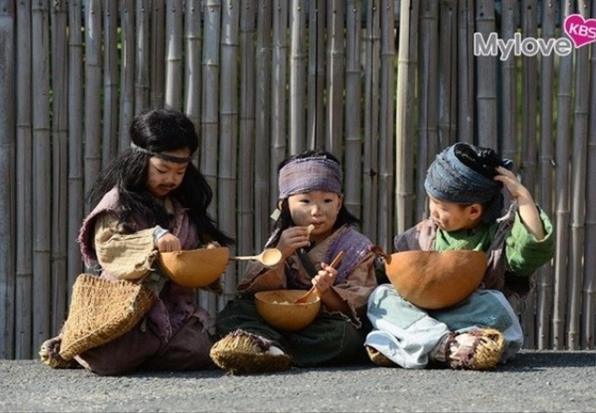 Nhìn bộ ba Daehan - Minguk - Manse lịch lãm như thế này, có ai còn nhớ ba nhóc 'cameo ăn xin' năm ấy Ảnh 10