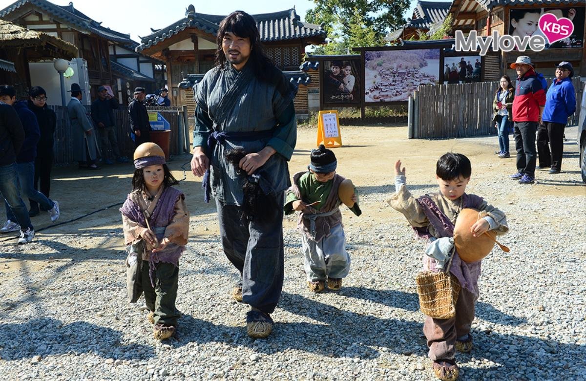 Nhìn bộ ba Daehan - Minguk - Manse lịch lãm như thế này, có ai còn nhớ ba nhóc 'cameo ăn xin' năm ấy Ảnh 7