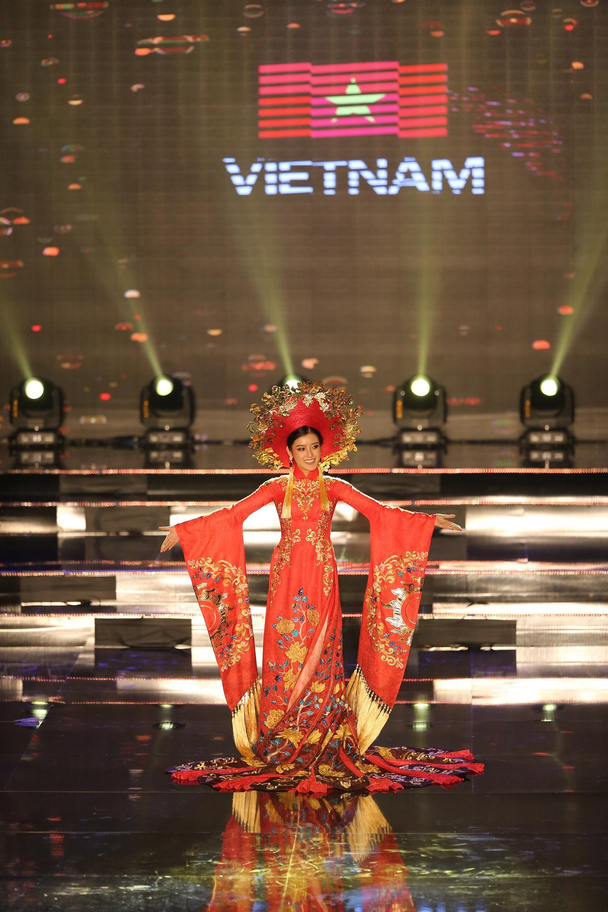 Lấy lại phong độ, Huyền My dẫn đầu bình chọn tại Miss Grand International 2017 Ảnh 3