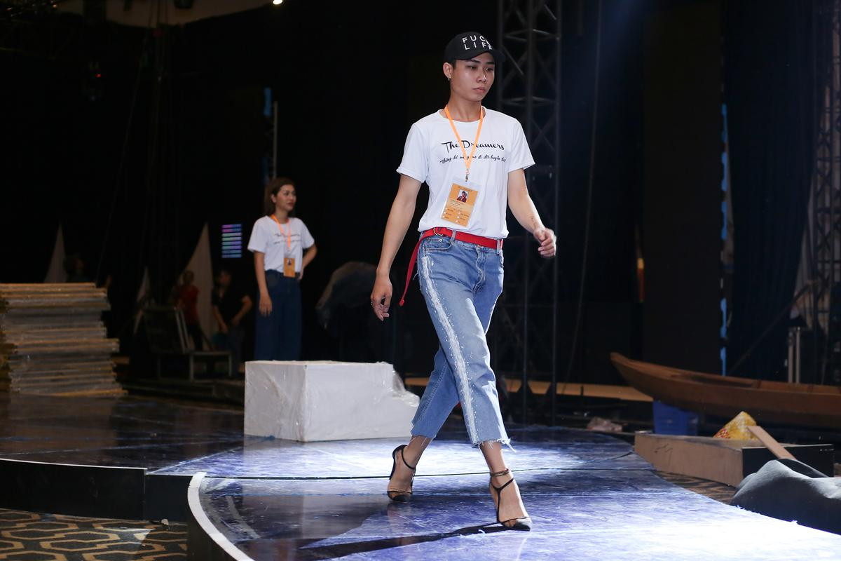 Mẫu lưỡng tính hăng say luyện catwalk không 'chịu thua' đồng nghiệp nữ Ảnh 3