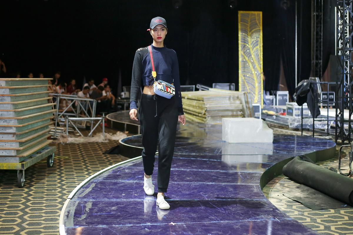 Mẫu lưỡng tính hăng say luyện catwalk không 'chịu thua' đồng nghiệp nữ Ảnh 5