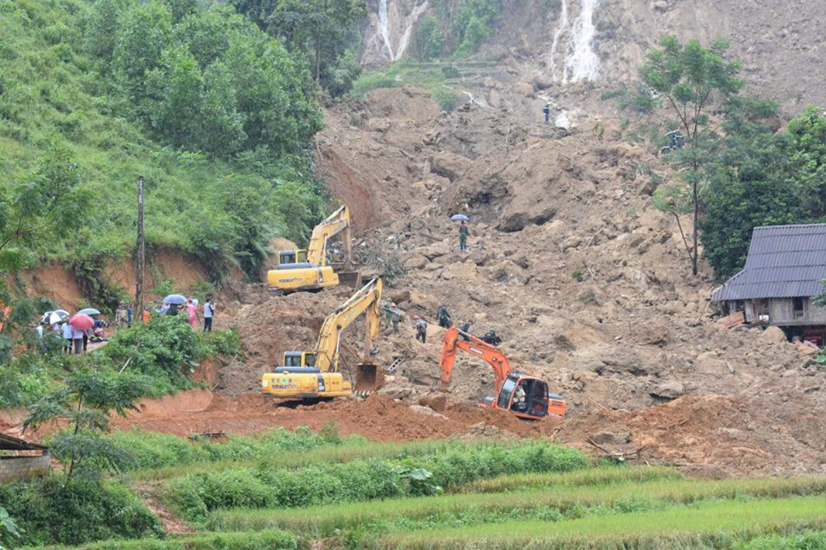 Tìm thấy một phần thi thể nạn nhân thứ 10 trong vụ sạt lở kinh hoàng ở Hòa Bình, vẫn còn 8 người mất tích Ảnh 1