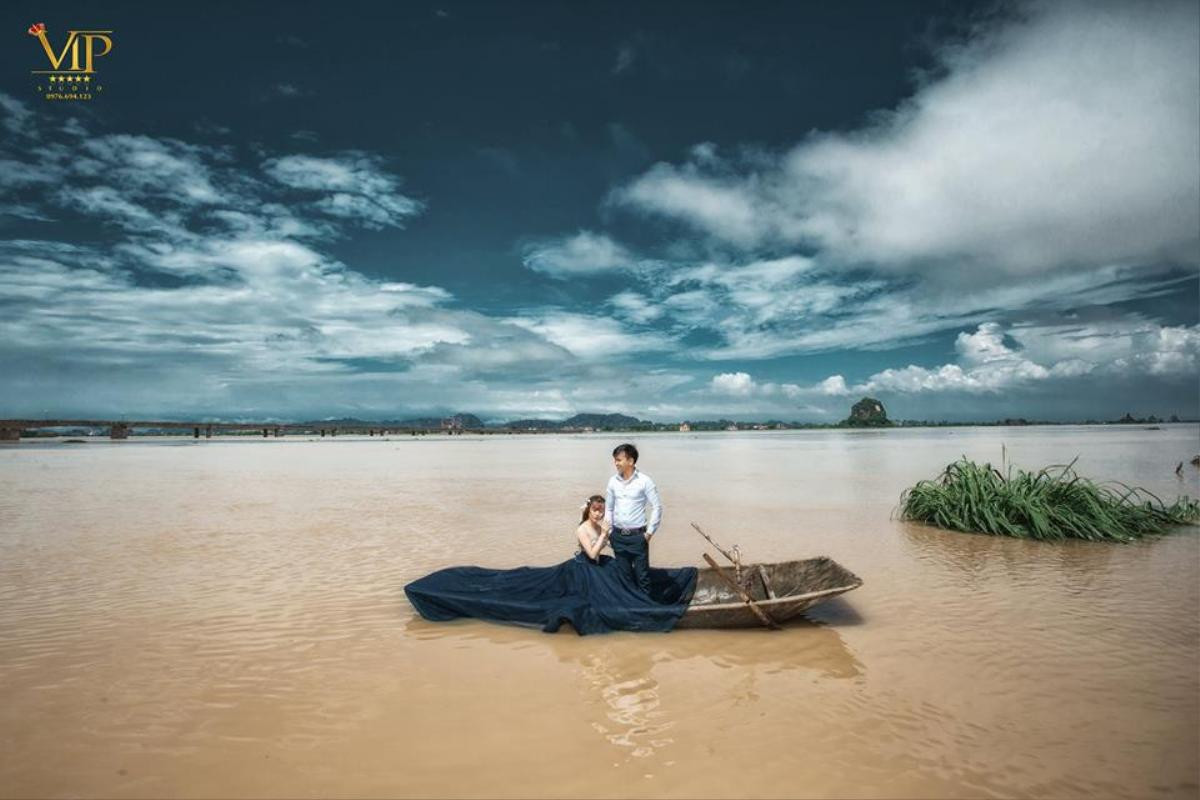 Mùa lũ kinh hoàng, chú rể rủ cô dâu lên nóc nhà chụp ảnh khiến dân tình 'phát sốt' Ảnh 2