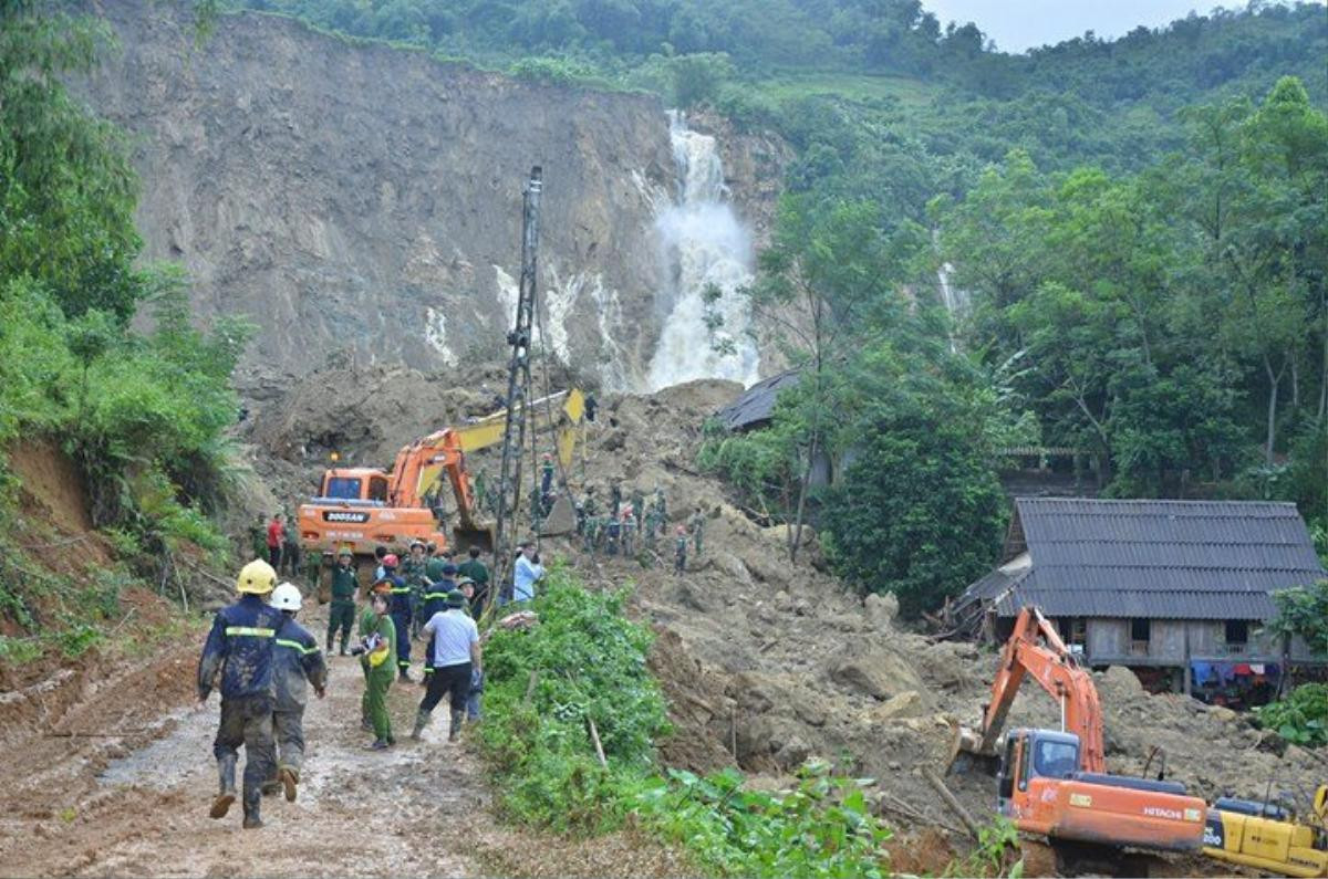 Vụ sạt lở kinh hoàng ở Hoà Bình: 3 mẹ con bị đất đá chôn vùi chỉ thò ra được cái đầu Ảnh 1