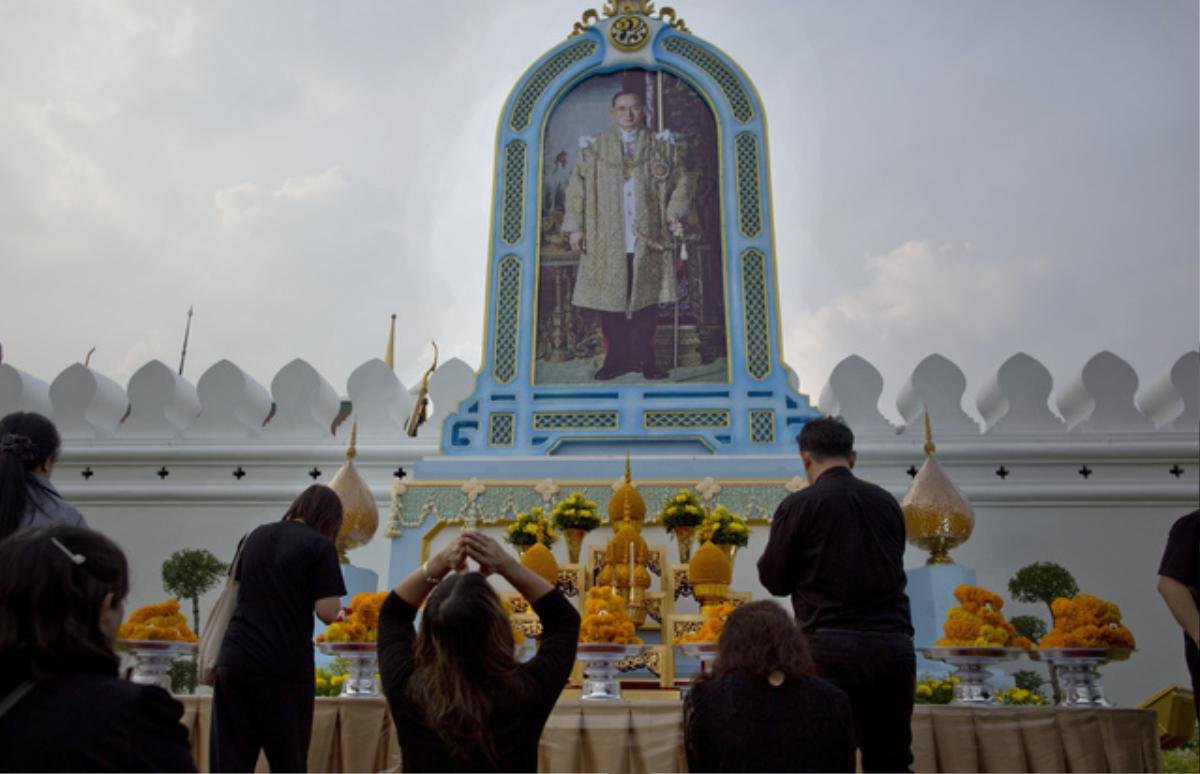 Một năm ngày mất Quốc vương Thái Lan: Nỗi đau còn mãi với người ở lại Ảnh 10