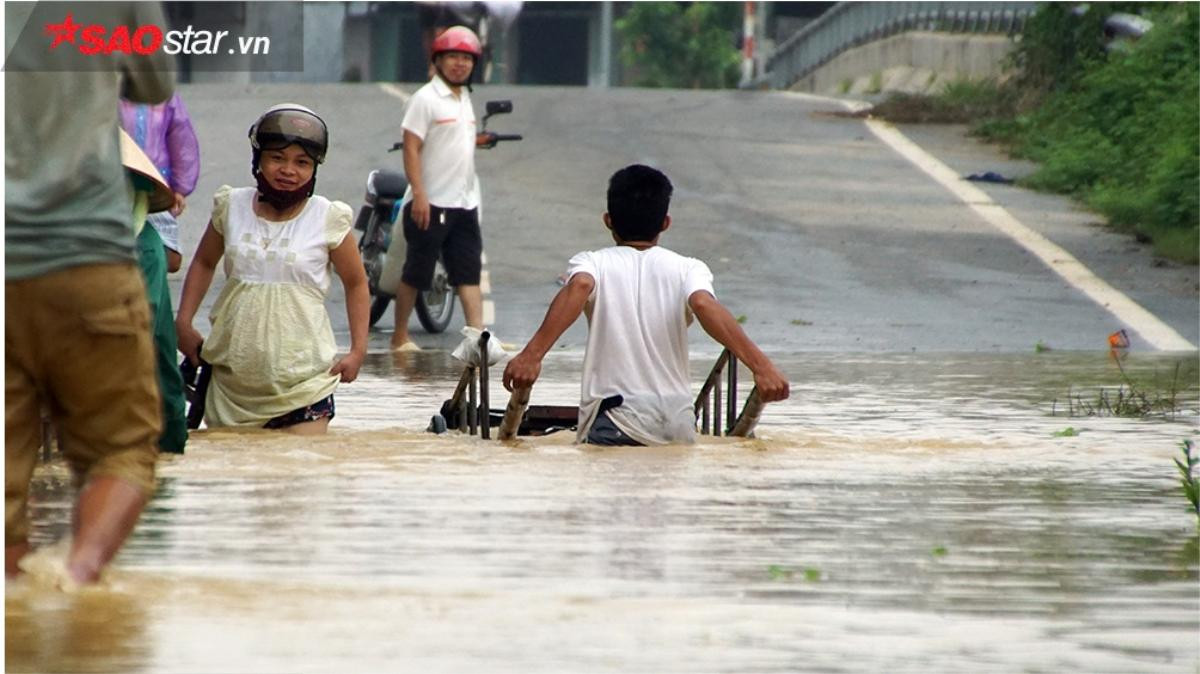 Nước lũ ngập sâu, người Hà Nội giăng lưới đánh cá ngay trong nhà Ảnh 7