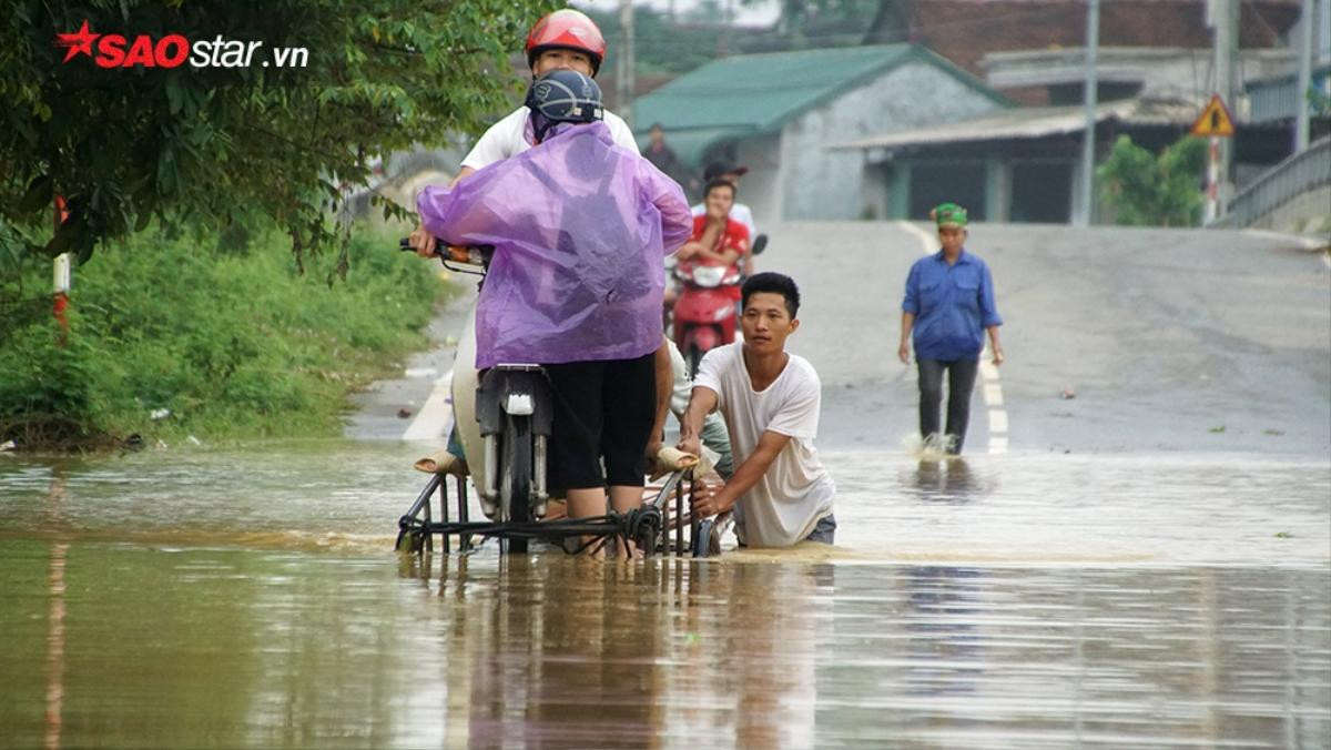 Nước lũ ngập sâu, người Hà Nội giăng lưới đánh cá ngay trong nhà Ảnh 8