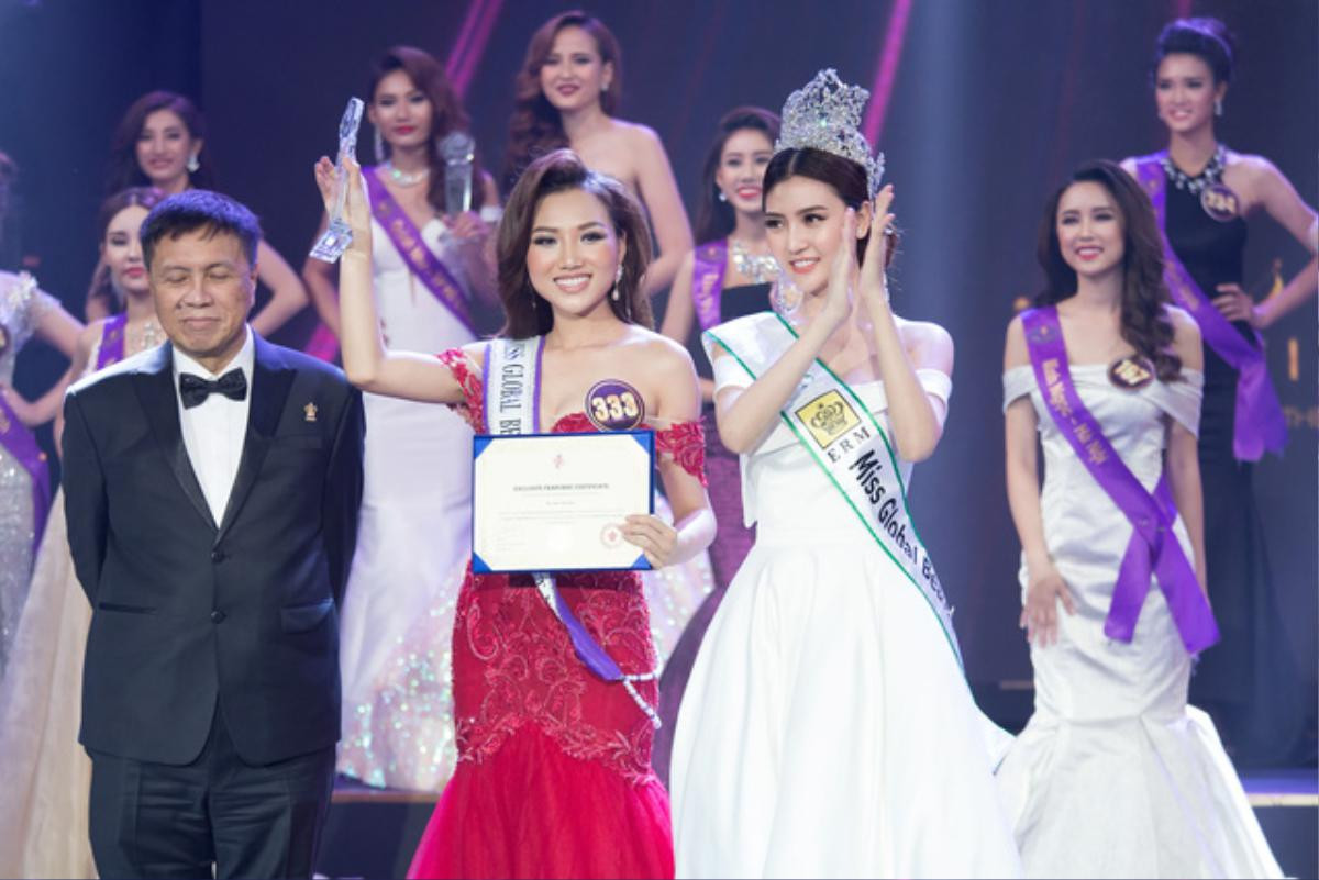 Hoàng Thu Thảo chọn 'đồ cũ' làm Quốc Phục dự thi Miss Globe Beauty Queen 2017 Ảnh 1