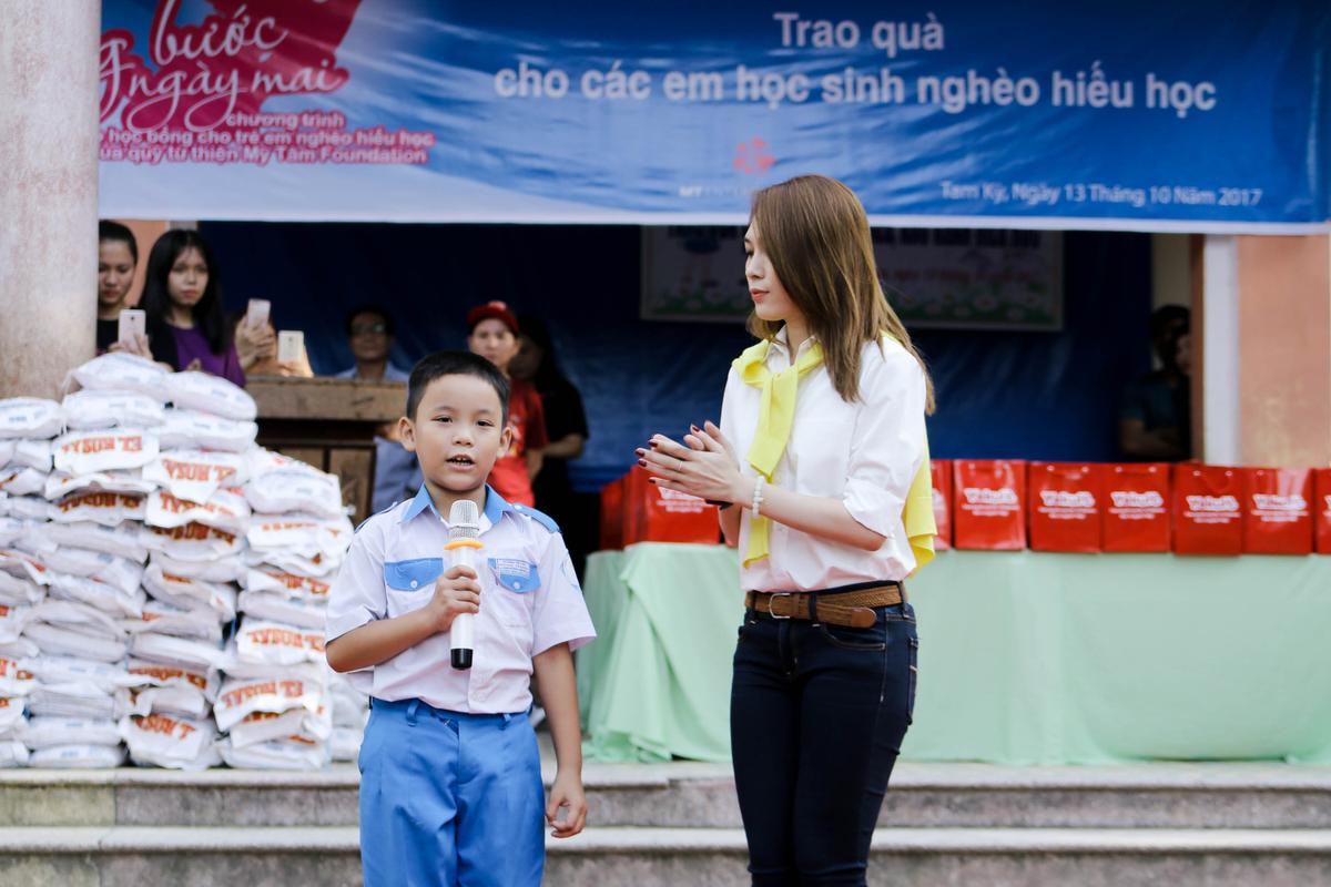 Mỹ Tâm làm cô giáo bất đắc dĩ trong chuyến từ thiện tại Quảng Nam Ảnh 7