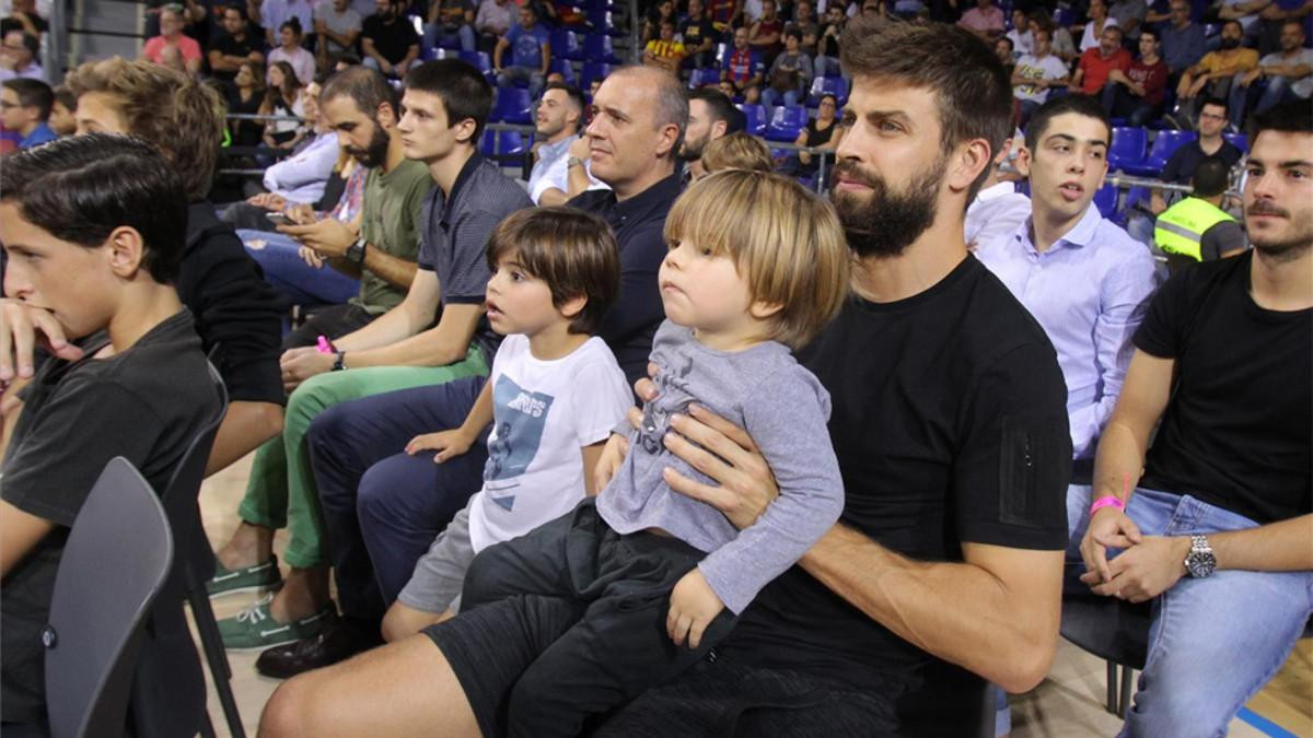 Shakira 'mất tích', Gerard Piqué một mình đưa 2 thiên thần nhỏ đi xem bóng rổ Ảnh 2