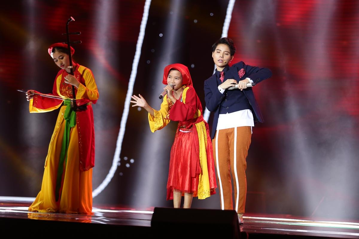 Tập 10 The Voice Kids: Vì trò cưng, Vũ Cát Tường lần đầu khoe khả năng bắn 'rap' cực ngầu! Ảnh 1