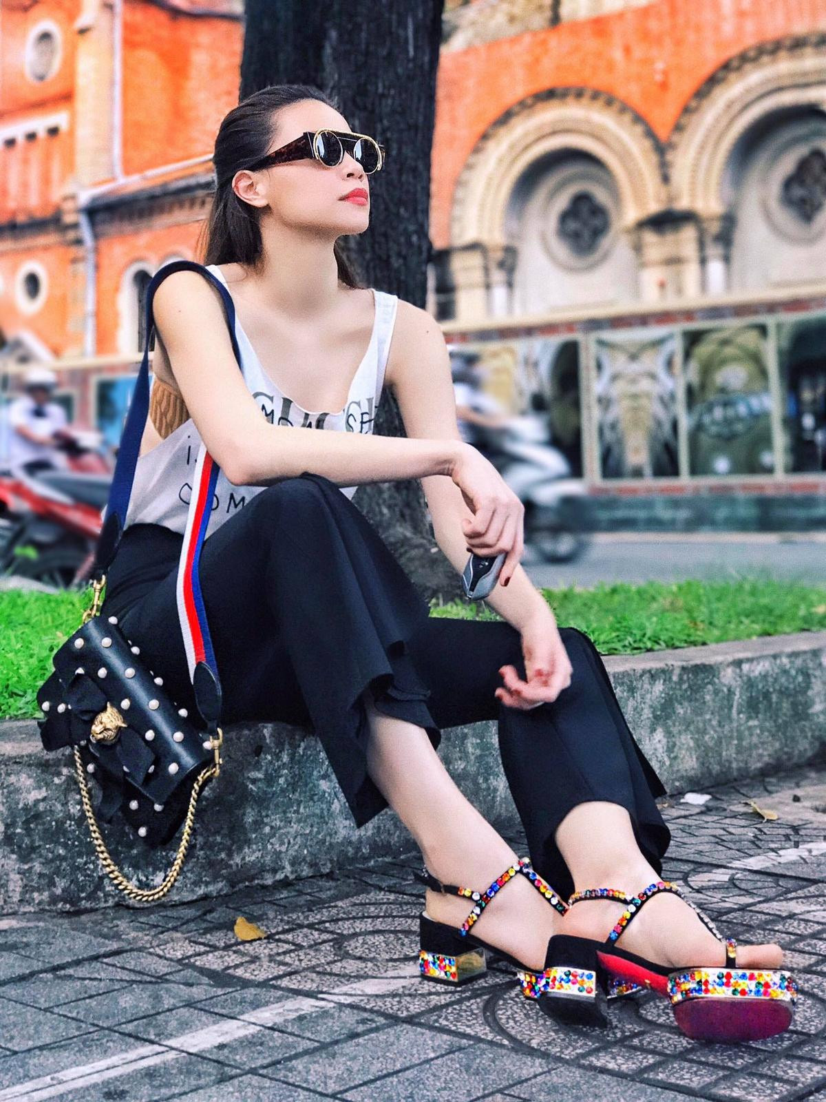 Tủ giày đắt-xắt-ra-miếng của 'Nữ hoàng giải trí' khiến hàng triệu fashionista thèm muốn Ảnh 1