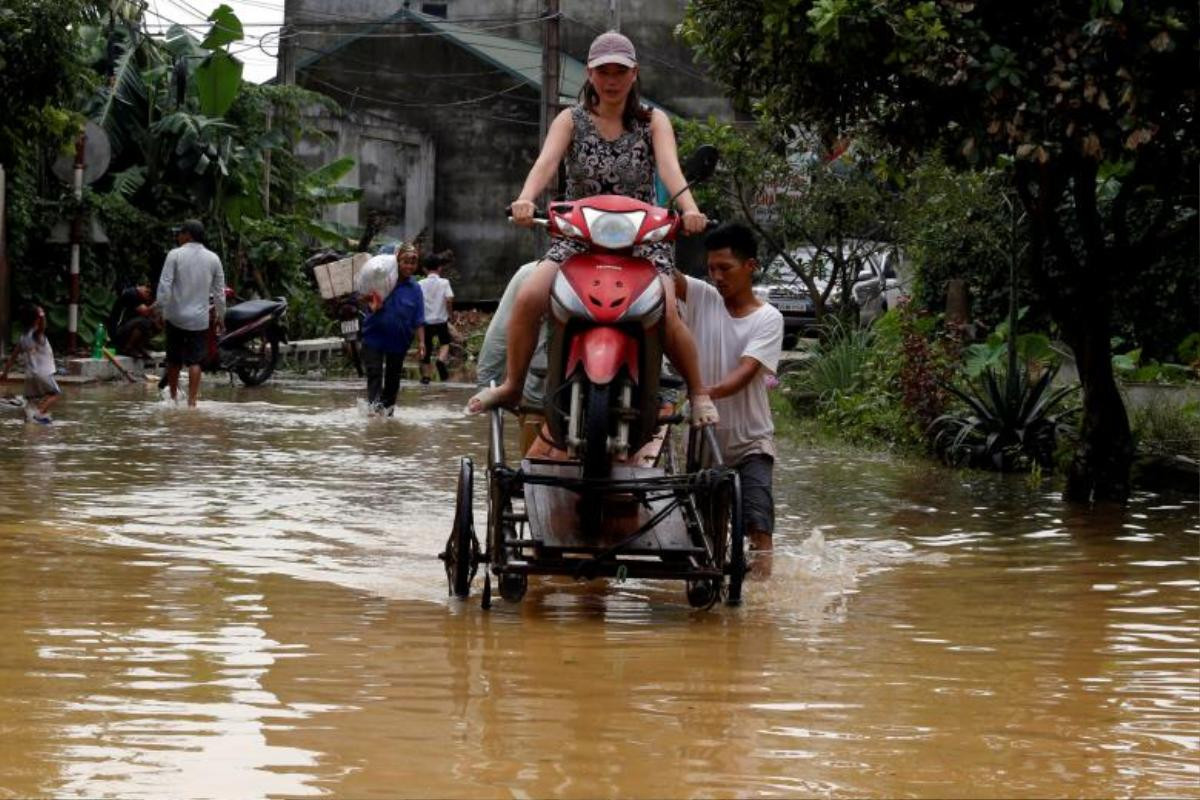 Hình ảnh mưa lũ trắng trời ở Việt Nam lên báo Tây Ảnh 10